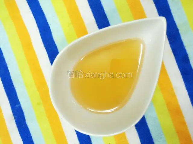 用温开水把蜂蜜调开，水不可以太热，否则会破坏蜂蜜的营养。