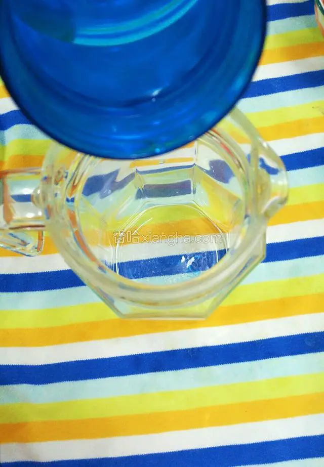把冷开水倒进冷瓶里。