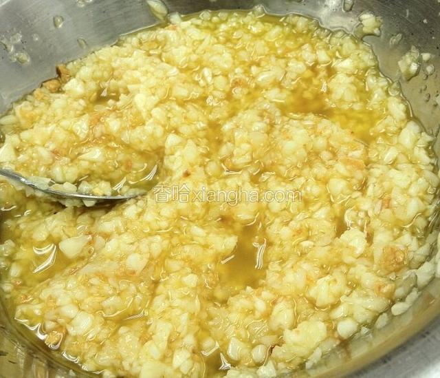 找个锅子加热油，到略微有些冒烟时，将油倒入放有蒜末的碗中，用筷子搅拌混合物。微凉后加入盐。继续搅拌至混合均匀。