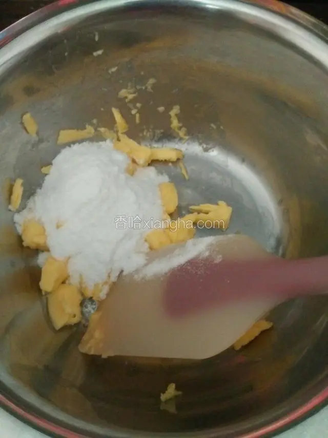 黄油提前软化好，加入过筛的糖粉和盐，先用刮刀稍微拌匀，再用电动打蛋器打发至蓬松。