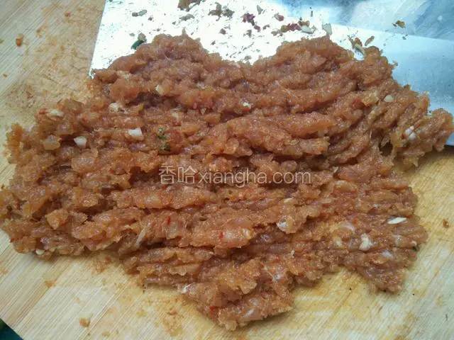 腌好的肉连同葱姜一起剁成肉馅儿。