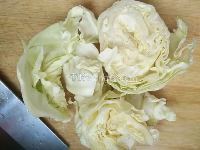 卷心菜的绿叶子去掉，只留里面的菜心
