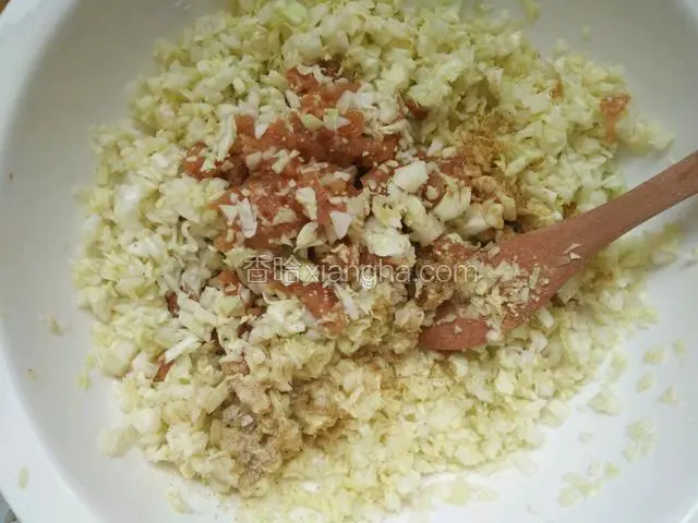 卷心菜里面放盐稍微腌一会儿，然后放肉馅，肉馅会把卷心菜里的菜汁吸收进去，口感更滑嫩