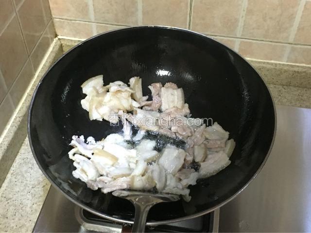 热锅热油放肉片，炒至肉片微卷出油。