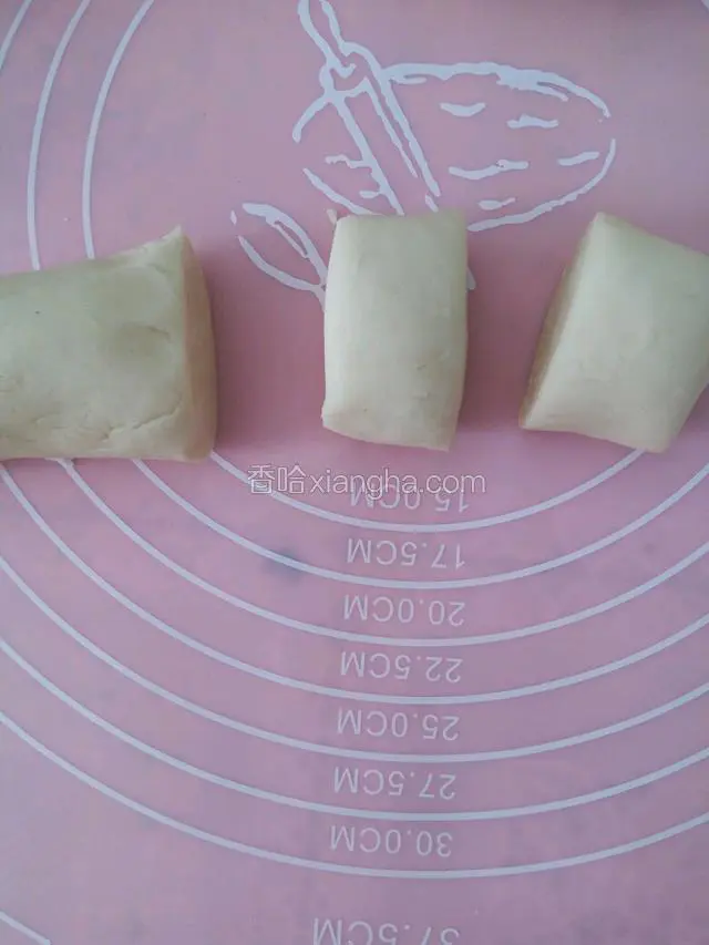 把面团揉成长条状，再切成相等大小的剂子。