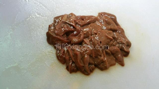 猪肝用水洗净、切成片；