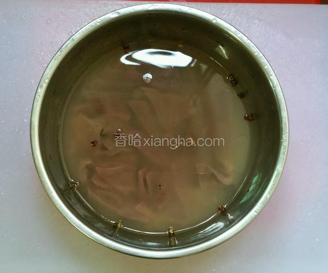 取一个大碗，放入猪肝加入花椒粒，料酒，泡水30分钟后，洗净备用；