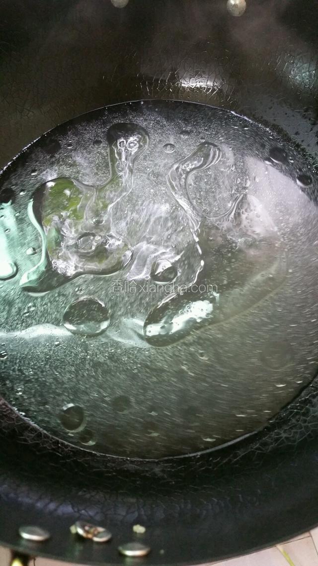 锅中放水，水开后，放油10克；