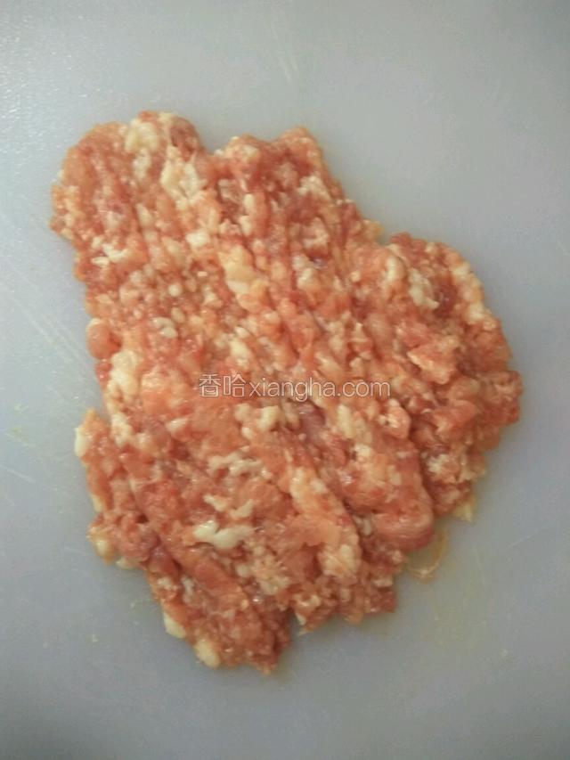 猪肉洗净，剁成肉糜备用