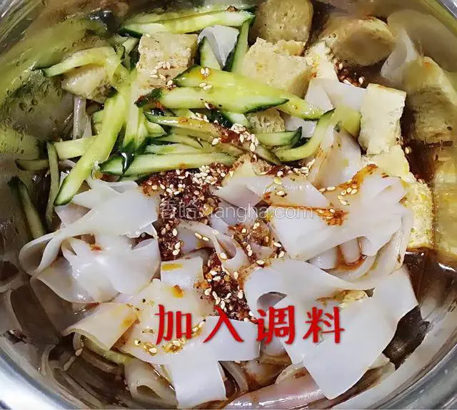 全部做完后切条，加入黄瓜丝，凉皮汤，油泼辣子，醋，香油，盐调味，美味出锅啦！