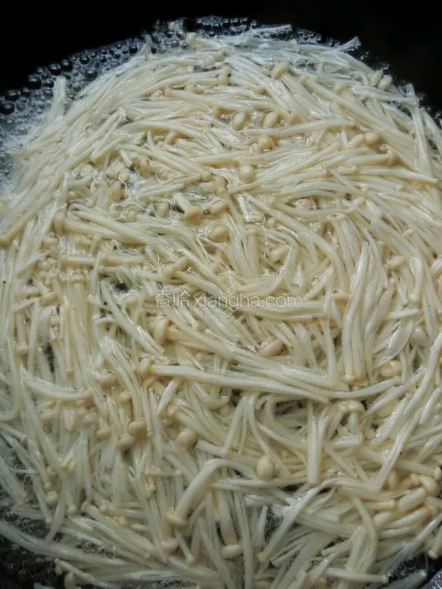 水烧开，倒入金针菇焯水，捞出，过凉水备用。