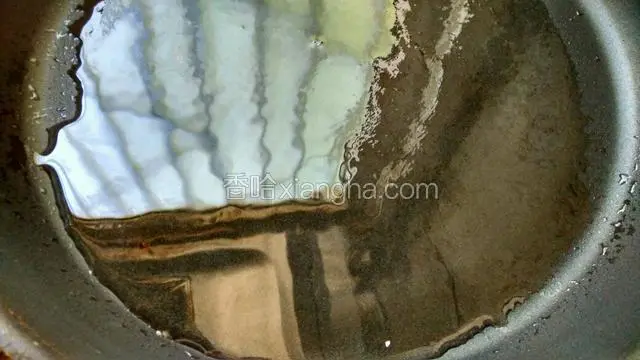 锅烧干，加入菜籽油，烧开