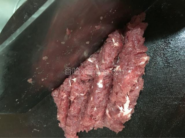 牛肉剁成肉糜待用