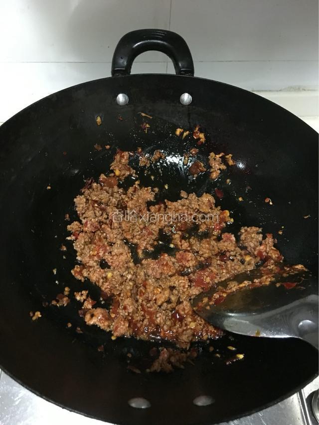 放入牛肉末继续翻炒，炒香后加入少许料酒、生抽和老抽（老抽为了上色，可省略）