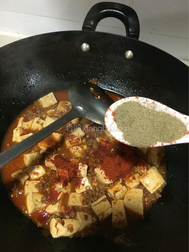 大火煮至水份剩下三分一后加入一匙羹辣椒面和一匙羹花椒粉，轻轻拌匀。（视个人喜好增减辣椒面花椒粉的量，我这个量不麻不辣，就一个字：香）