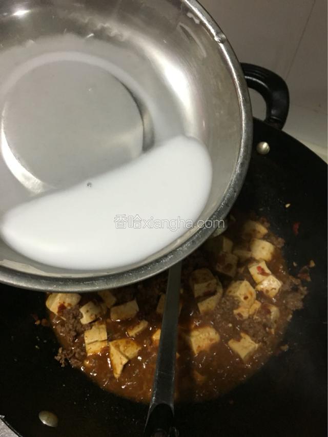 拌匀后的豆腐加入水淀粉勾芡，之后加入少许盐调味（视情况加盐）加入葱花拌匀，即可上碟