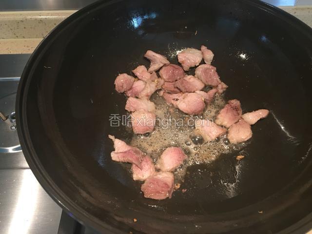 热锅凉油，放入肉片煸炒至肉片变白，放入葱姜蒜煸炒出香味。