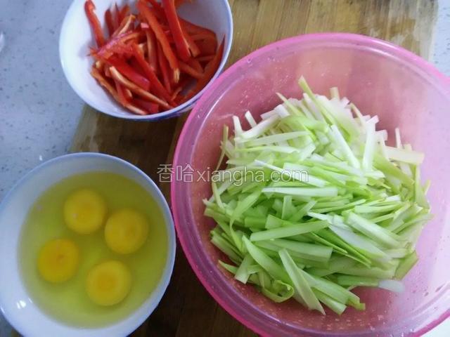 准备好所需食材，彩椒洗净切丝，韭黄洗净切段，将鸡蛋打入碗中用筷子搅匀