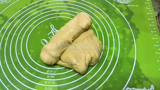 用揉的方法来回折腾面团，总共5分钟左右。