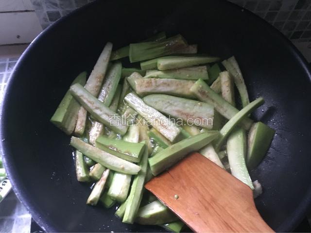 锅中多放点油，烧至七八分热以后把茄子到进去