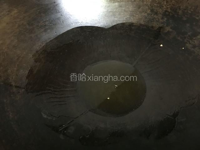 油锅热油，倒入适量食用油；