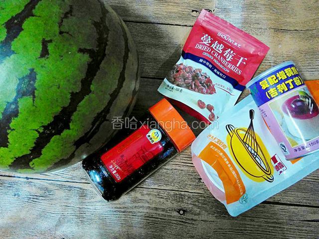 准备食材。西瓜，吉利丁粉，蔓越莓干，黑提干，白砂糖(可选)。