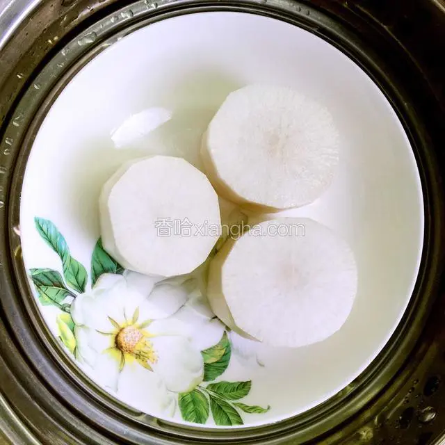 上蒸笼，开大火，水开后转小火慢炖1小时