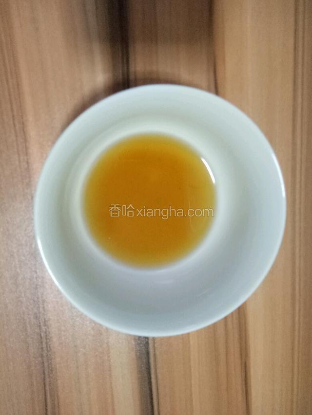 取出肉，刷上蜂蜜，烤箱转到150度烤10分钟；翻另一面同样刷上蜂蜜烤10分钟。