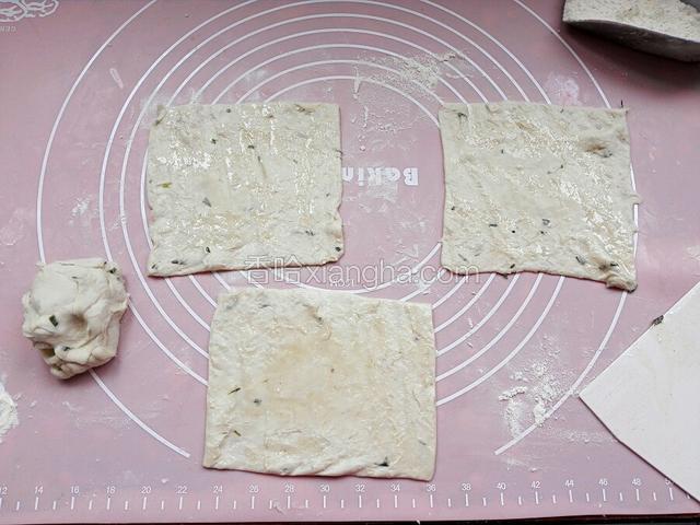 飞饼皮解冻后，放在面板上，用切刀切去边缘成方型。