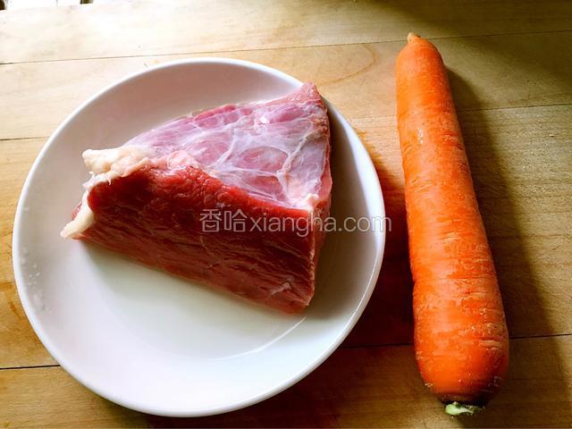 备用主料：牛肉和红萝卜