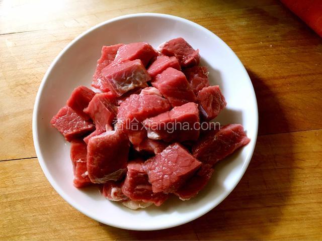 牛肉洗净切块备用