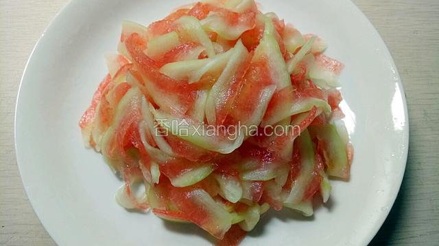 腌制一会后用手搓揉一下挤出水份，然后用水洗一遍，挤干水份备用。