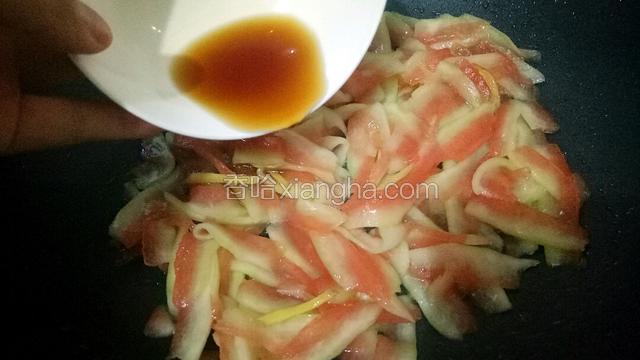 加入酱油料酒继续翻炒一会，然后加盐和适量白糖调好味道就可以了