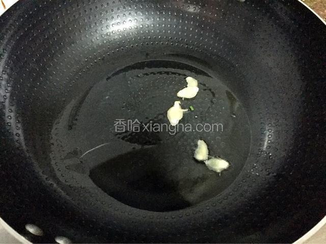 锅中倒入适量的油烧热后放入姜片爆香