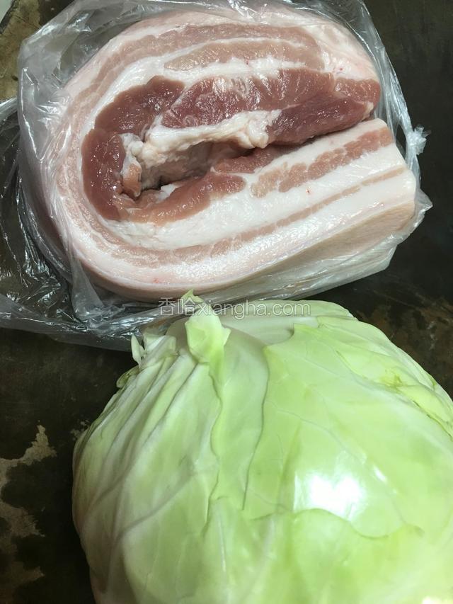 食材：五花肉，卷心菜；