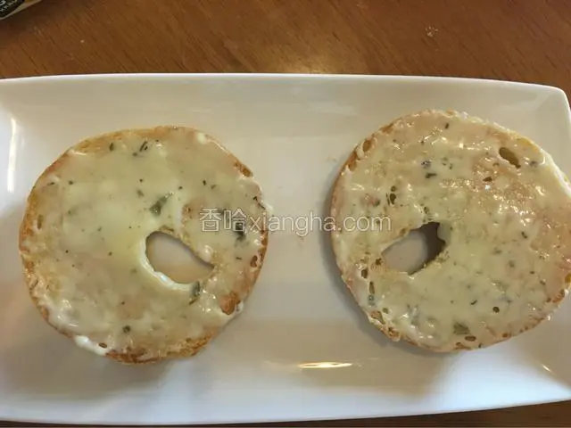 然后涂上两边都一层香草涂抹奶酪！