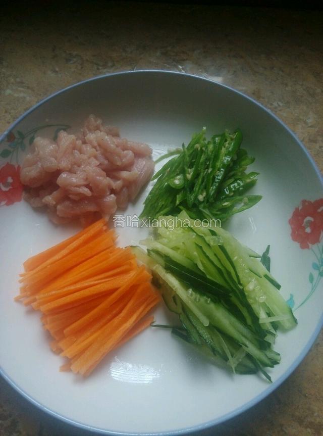 青椒，瘦肉，胡萝卜，青瓜切成丝