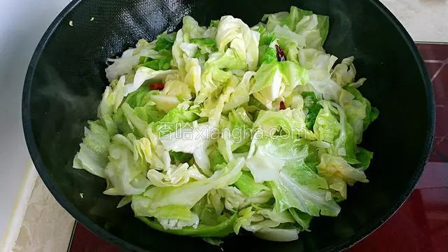 放入包菜炒至断生变软。