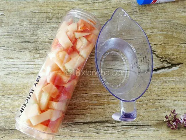 把食材放入料理机桶加入100ml-120ml水。