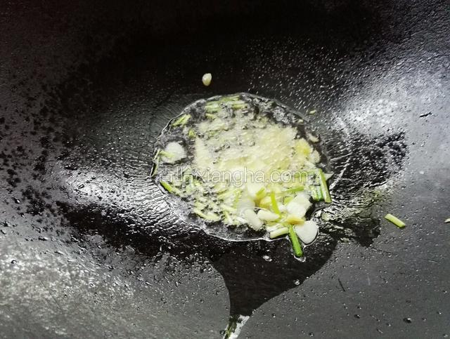 净锅放适量油开小火放入葱姜蒜爆香