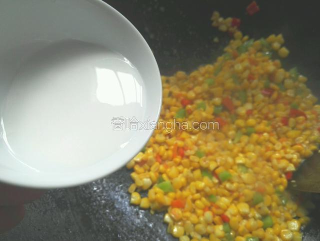 倒入水淀粉勾芡