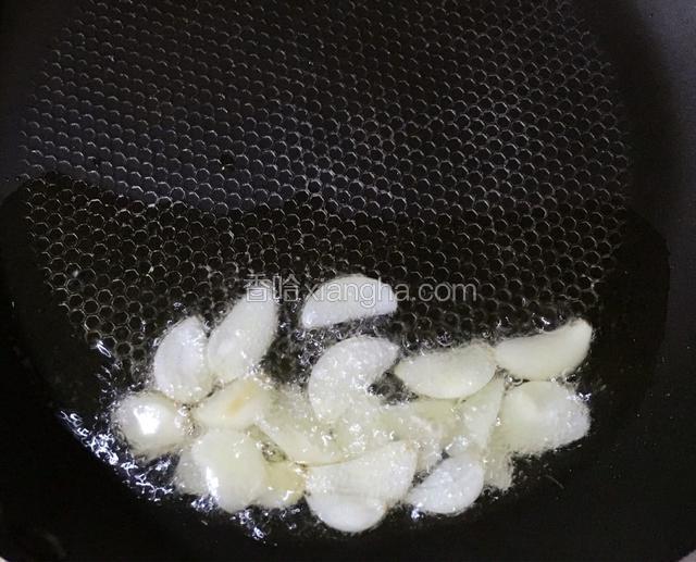 热锅放入橄榄油用中小火煎蒜片，煎至微黄后放入少许盐（橄榄油不宜加热太久）