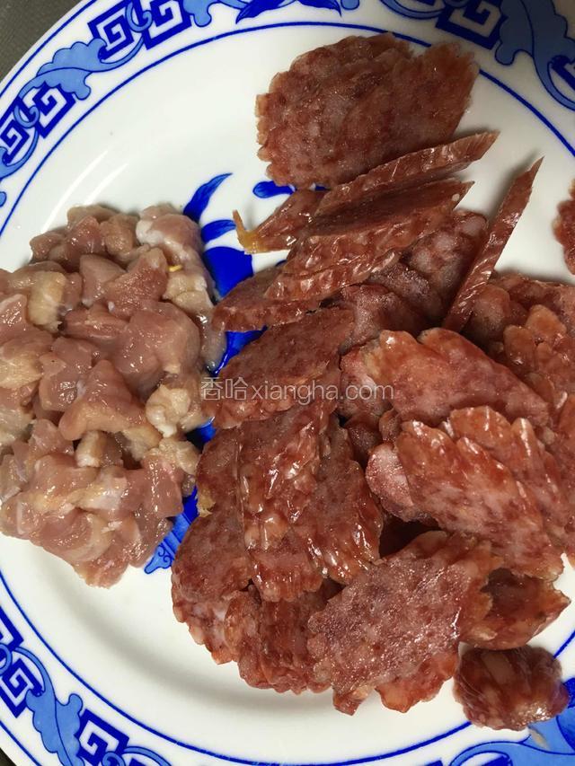 瘦肉切丁，香肠切片待用；