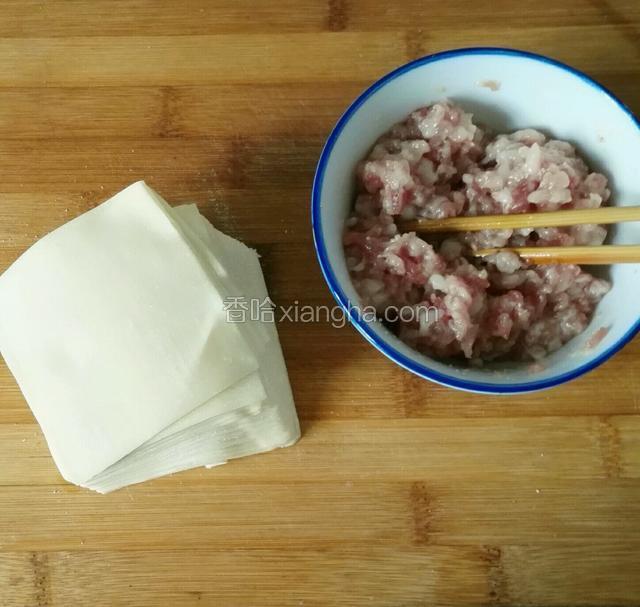 准备加工好的馄饨皮，将肉剁细加入少许盐、姜粉和芝麻油拌匀，