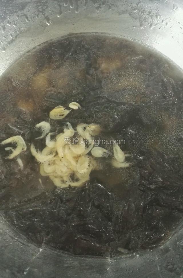 煮锅放水将洗好的紫菜和虾皮加适量的水和猪油、盐煮沸关火加入少许味道和胡椒面备用