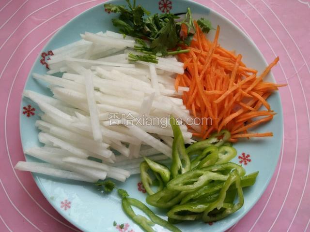 白萝卜和胡萝卜切丝辣椒切丝香菜切段
