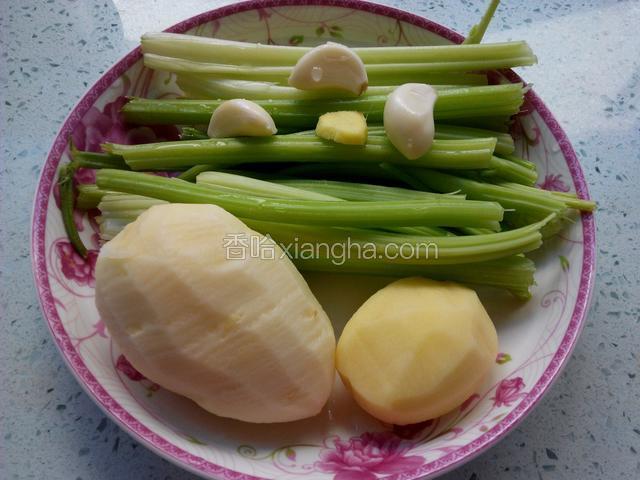 食材准备，土豆去皮，姜蒜洗干净，芹菜洗干净。