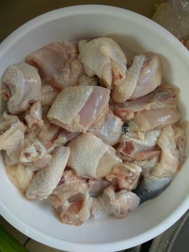 鸡洗净备用(我是叫卖鸡斩块的)
