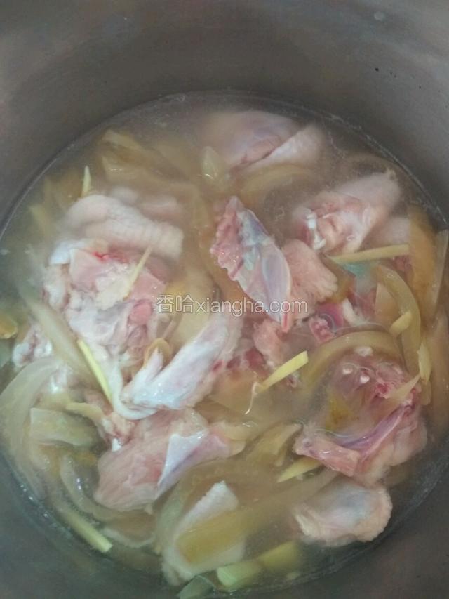 将鸡肉和咸菜，姜丝放进高压锅加水(水大概漫到材料的一半多一点)，放点盐，(盐也不用放多，咸菜有点咸了，放多怕影响味道，如果咸菜放多了就不用放盐了)，和放酱油(酱油放一点就可以，不用放多，主要提鲜)，盖上盖子