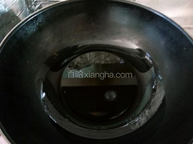 锅内加入玉米油烧热